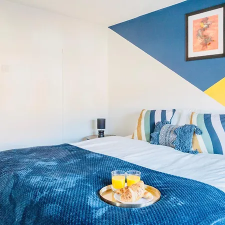 Cozy 3-Bed Retreat Near Manchester Airport Ideal For Families & Groups-3
