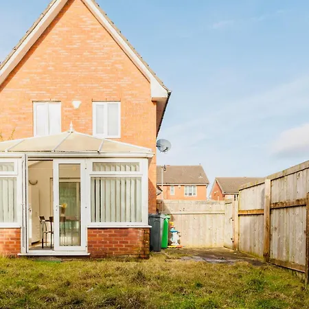 Cozy 3-Bed Retreat Near Manchester Airport Ideal For Families & Groups-2